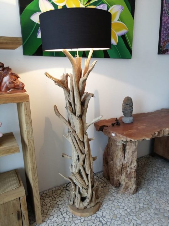 Lampada fatta con pezzi di radice. Altezza 180 cm. Impianto elettrico  made in italy